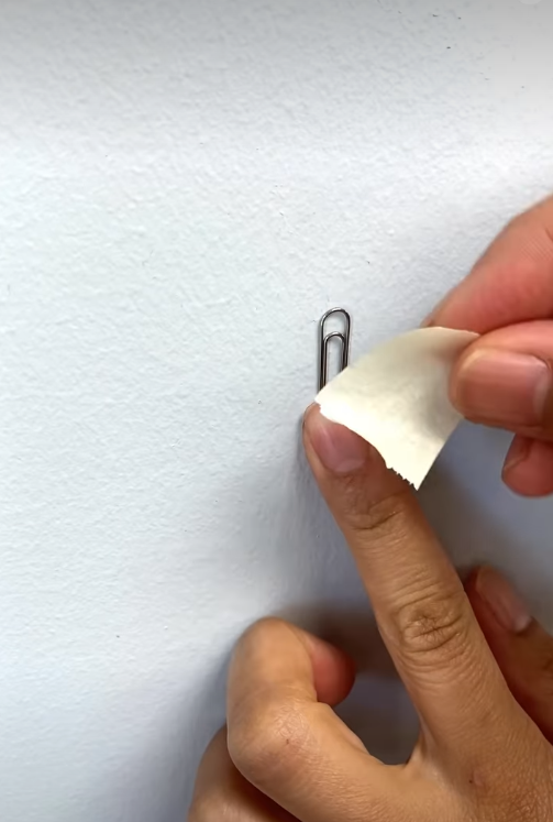 貼海報唔想貼花牆？網民瘋傳「無痕貼海報法」！只需3樣平價小物　完全唔傷牆、不留膠漬！