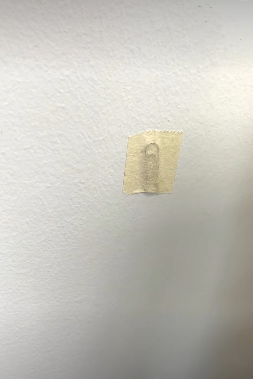 貼海報唔想貼花牆？網民瘋傳「無痕貼海報法」！只需3樣平價小物　完全唔傷牆、不留膠漬！