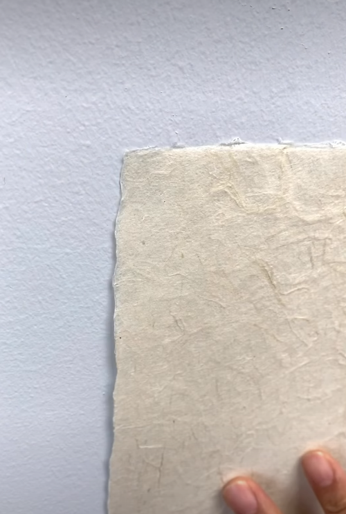 貼海報唔想貼花牆？網民瘋傳「無痕貼海報法」！只需3樣平價小物　完全唔傷牆、不留膠漬！