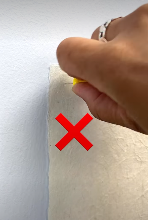 貼海報唔想貼花牆？網民瘋傳「無痕貼海報法」！只需3樣平價小物　完全唔傷牆、不留膠漬！