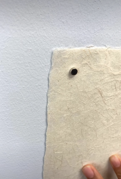 貼海報唔想貼花牆？網民瘋傳「無痕貼海報法」！只需3樣平價小物　完全唔傷牆、不留膠漬！