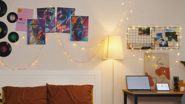 貼海報唔想貼花牆？網民瘋傳「無痕貼海報法」！只需3樣平價小物　完全唔傷牆、不留膠漬！