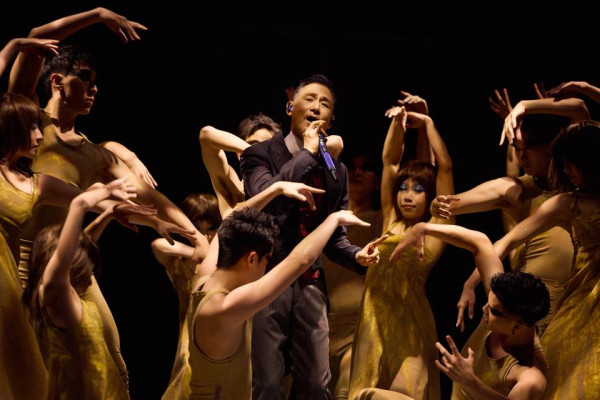 歌神歸位！《張學友60+巡迴演唱會香港終章》紅館開鑼：刷新紀錄再現「一字馬」神技