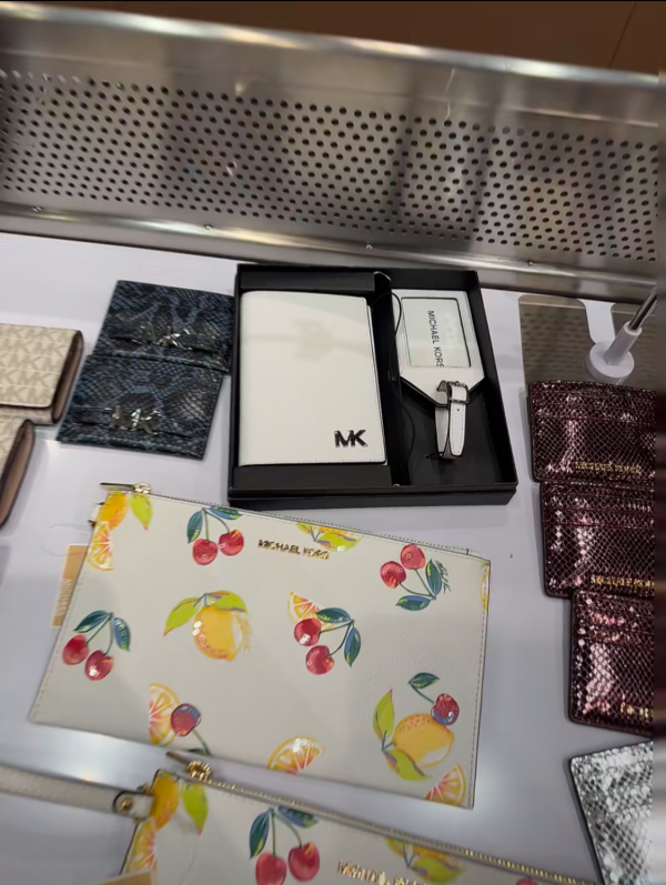 MICHAEL KORS銅鑼灣開倉低至2折！限時優惠！$200起買手袋/銀包/卡套/女裝