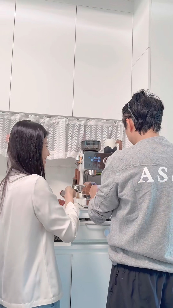 洪天明周家蔚宣布舉家移居深圳 一家四口告別大埔2000呎豪宅！兩公婆親自搬屋極盡艱辛