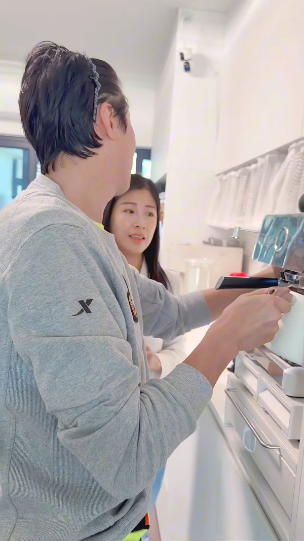 洪天明周家蔚宣布舉家移居深圳 一家四口告別大埔2000呎豪宅！兩公婆親自搬屋極盡艱辛