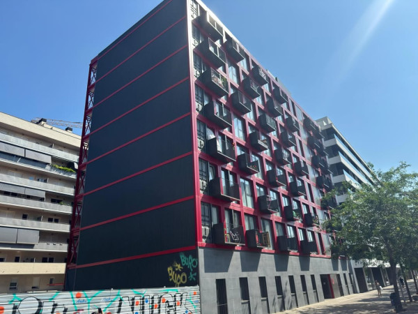 房屋局局長何永賢認為香港也可以考慮巴塞隆納及里斯本的簡化屋邨設計。圖片來源：IG@winnieho.sh