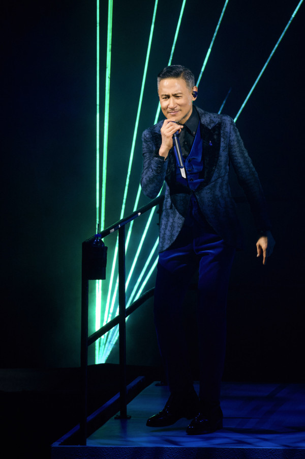 張學友香港演唱會2025｜張學友20場紅館舞台頭場開鑼 一字馬力證64歲寶刀未老