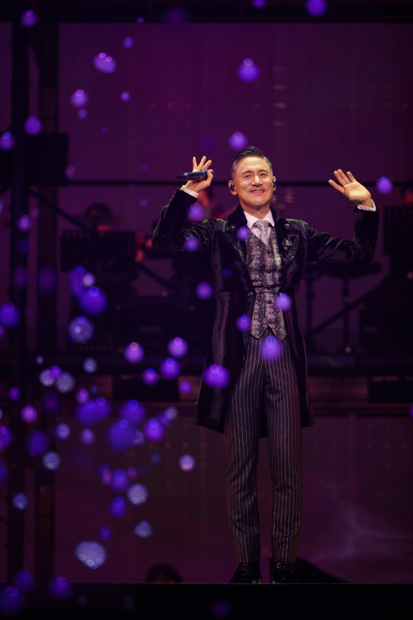 張學友香港演唱會2025｜張學友20場紅館舞台頭場開鑼 一字馬力證64歲寶刀未老