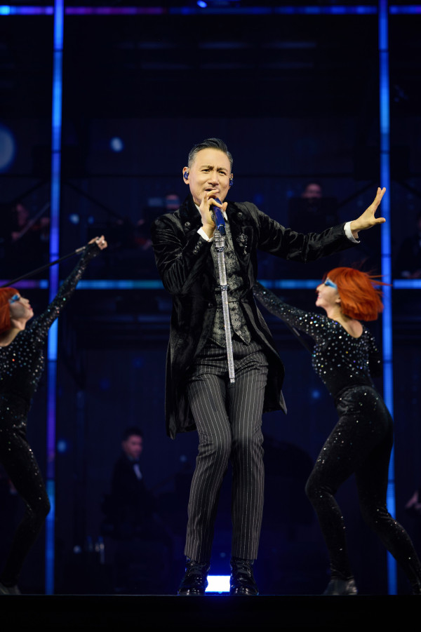 張學友香港演唱會2025｜張學友20場紅館舞台頭場開鑼 一字馬力證64歲寶刀未老