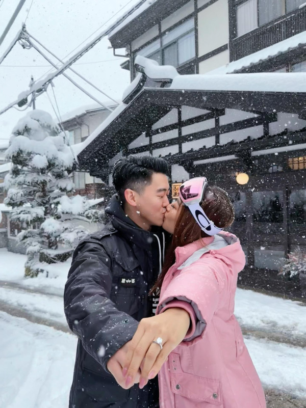 33歲港姐亞軍拍拖6年宣布結婚喜訊！雪地晒超巨型鑽戒閃爆：特別的聖誕