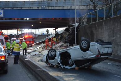 圖:上毛新聞社 有片!群馬縣高速公路56車連環相撞釀1死26傷 路面結冰成隱形殺手