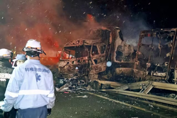 圖:日本經濟新聞 有片!群馬縣高速公路56車連環相撞釀1死26傷 路面結冰成隱形殺手