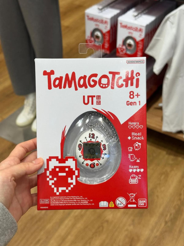 Tamagotchi回歸！日本UNIQLO電子寵物雞爆紅成掃貨新寵！香港網民喊：點解得T恤 