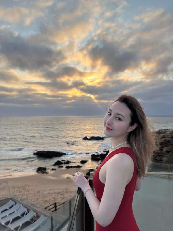 37歲何超雲性感解放5吋事業線超惹火！深V邪惡視角險走光震撼眼球：何家好身材