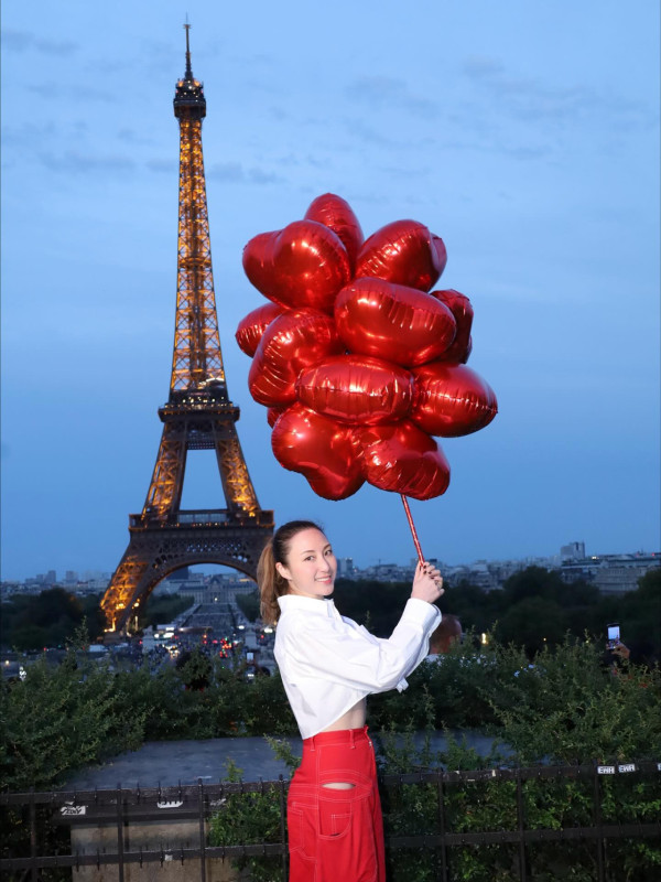 37歲何超雲性感解放5吋事業線超惹火！深V邪惡視角險走光震撼眼球：何家好身材