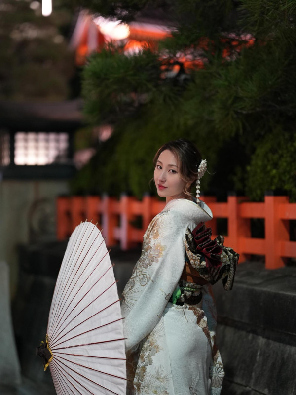 37歲何超雲性感解放5吋事業線超惹火！深V邪惡視角險走光震撼眼球：何家好身材