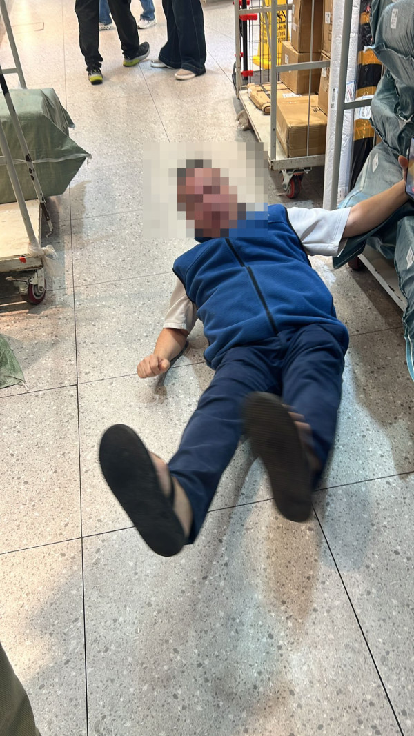 菜鳥自取點爆衝突 大叔疑拒掃碼取貨 「大字型」倒地姿勢惹網民爆笑