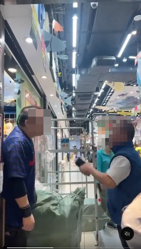 菜鳥自取點爆衝突 大叔疑拒掃碼取貨 「大字型」倒地姿勢惹網民爆笑