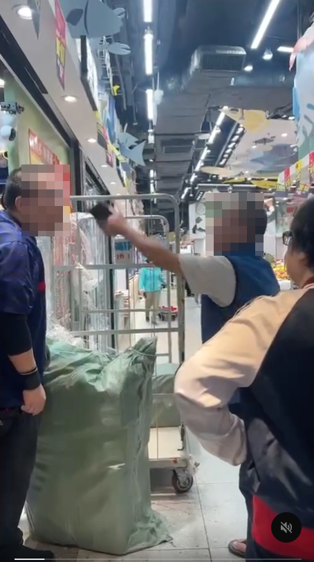 菜鳥自取點爆衝突 大叔疑拒掃碼取貨 「大字型」倒地姿勢惹網民爆笑