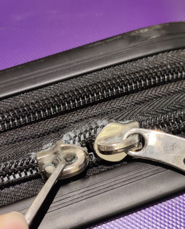 拉鍊卡死千祈咪大力扯！日本專家教1招「復活神技」　只需$2文具一塗即順