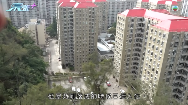 陳女士自觀塘順緻苑落成時已入住至今。(截圖:東張西望)