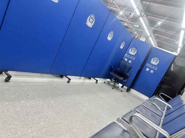 貨車撞歪威靈頓街路牌 秒變遊客打卡熱點 網民熱議：斜得好藝術【有片】