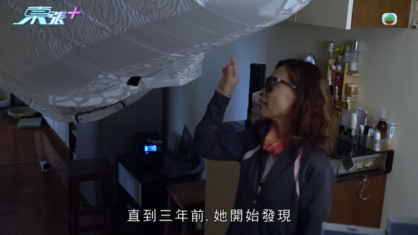 2022年11月6日，陳女士發現其住所廁所天花出現明顯滲水情況。（截圖：東張西望）