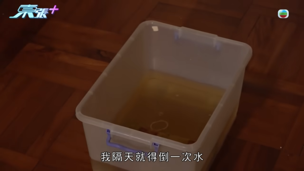 可見陳女士家中滲漏情況相當嚴重。（截圖：東張西望）