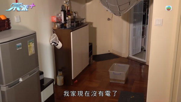 可見陳女士家中滲漏情況相當嚴重。（截圖：東張西望）