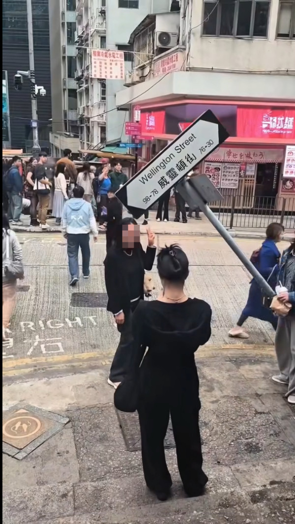 貨車撞歪威靈頓街路牌 秒變遊客打卡熱點 網民熱議：斜得好藝術【有片】