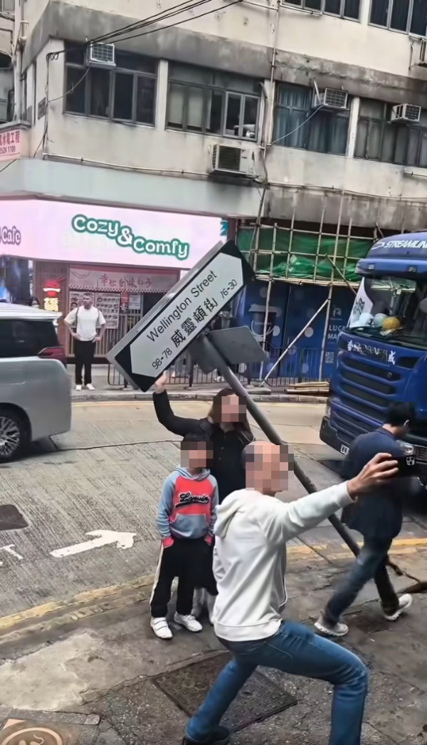 貨車撞歪威靈頓街路牌 秒變遊客打卡熱點 網民熱議：斜得好藝術【有片】