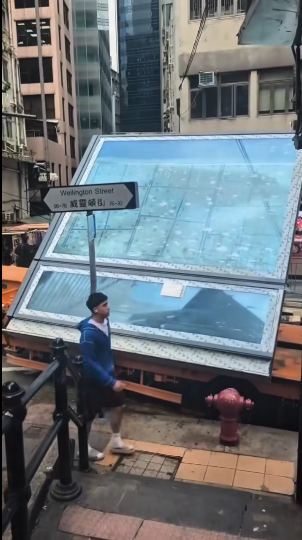 貨車撞歪威靈頓街路牌 秒變遊客打卡熱點 網民熱議：斜得好藝術【有片】