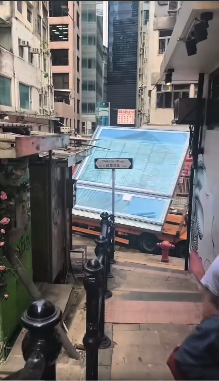 貨車撞歪威靈頓街路牌 秒變遊客打卡熱點 網民熱議：斜得好藝術【有片】