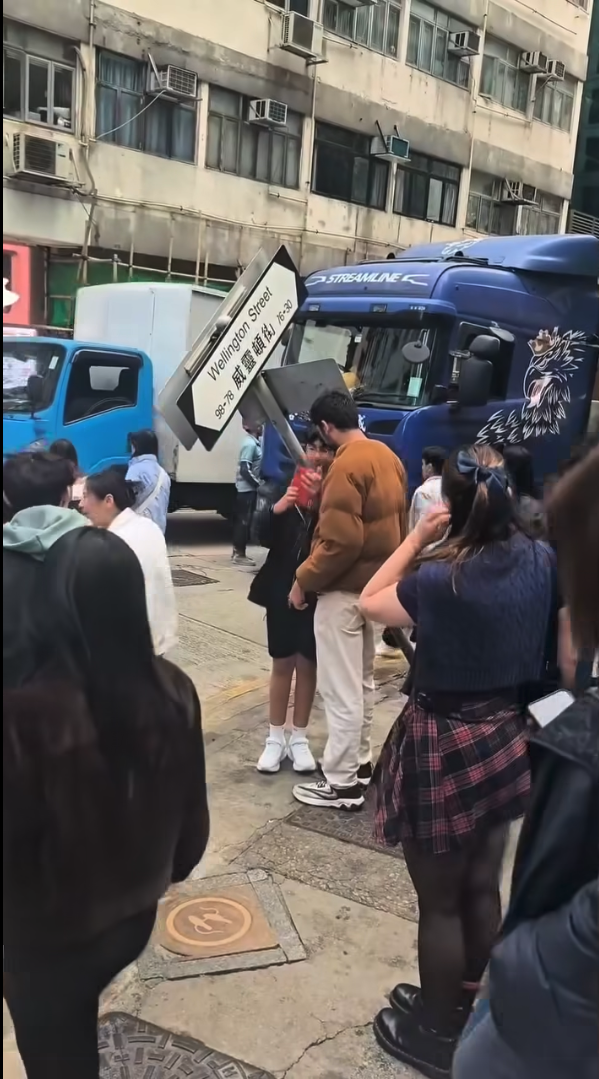 貨車撞歪威靈頓街路牌 秒變遊客打卡熱點 網民熱議：斜得好藝術【有片】