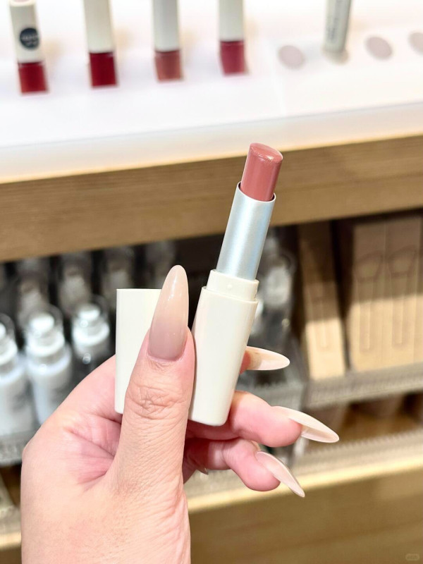 MUJI $98唇膏激似Chanel！網民讚色靚夠滋潤 平近$300買到「斷貨色」