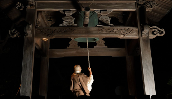 2026跨年轉運｜食提子未算癲？全球8大「開運怪招」著波點衫吸金／掟碟旺人緣