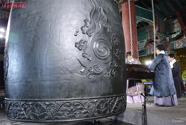 2026跨年轉運｜食提子未算癲？全球8大「開運怪招」著波點衫吸金／掟碟旺人緣