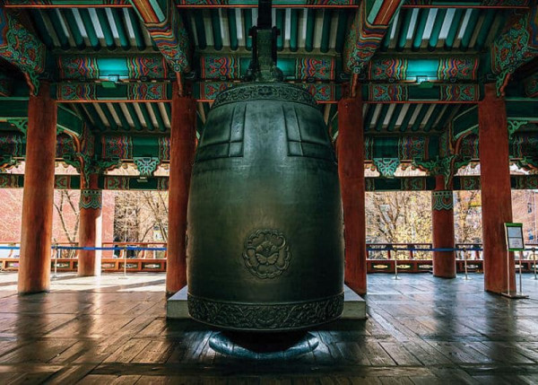 除夕跨年各國習俗｜盤點15國傳統除夕跨年習俗！拖篋遊街行大運、砸爛碗碟掃衰運 呢個國家食12粒提子 