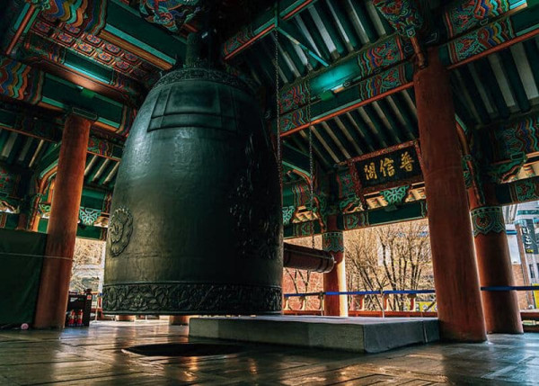 除夕跨年各國習俗｜盤點15國傳統除夕跨年習俗！拖篋遊街行大運、砸爛碗碟掃衰運 呢個國家食12粒提子 