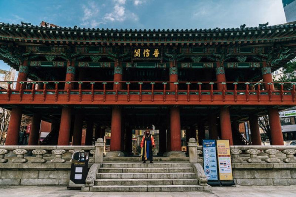 除夕跨年各國習俗｜盤點15國傳統除夕跨年習俗！拖篋遊街行大運、砸爛碗碟掃衰運 呢個國家食12粒提子 