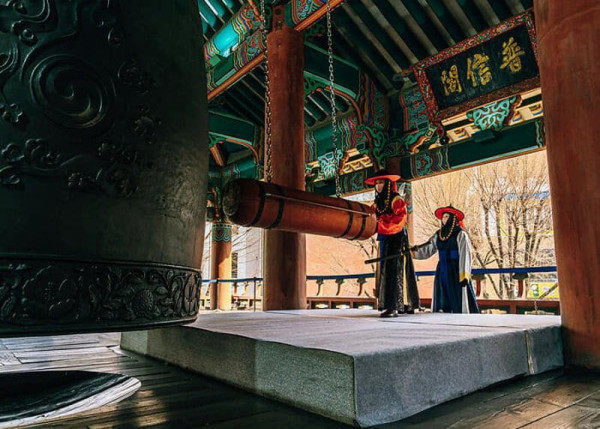 除夕跨年各國習俗｜盤點15國傳統除夕跨年習俗！拖篋遊街行大運、砸爛碗碟掃衰運 呢個國家食12粒提子 