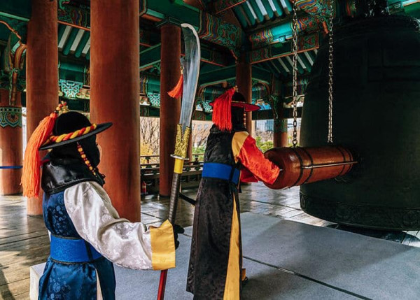 除夕跨年各國習俗｜盤點15國傳統除夕跨年習俗！拖篋遊街行大運、砸爛碗碟掃衰運 呢個國家食12粒提子 