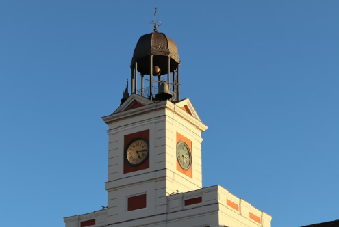 2026跨年轉運｜食提子未算癲？全球8大「開運怪招」著波點衫吸金／掟碟旺人緣