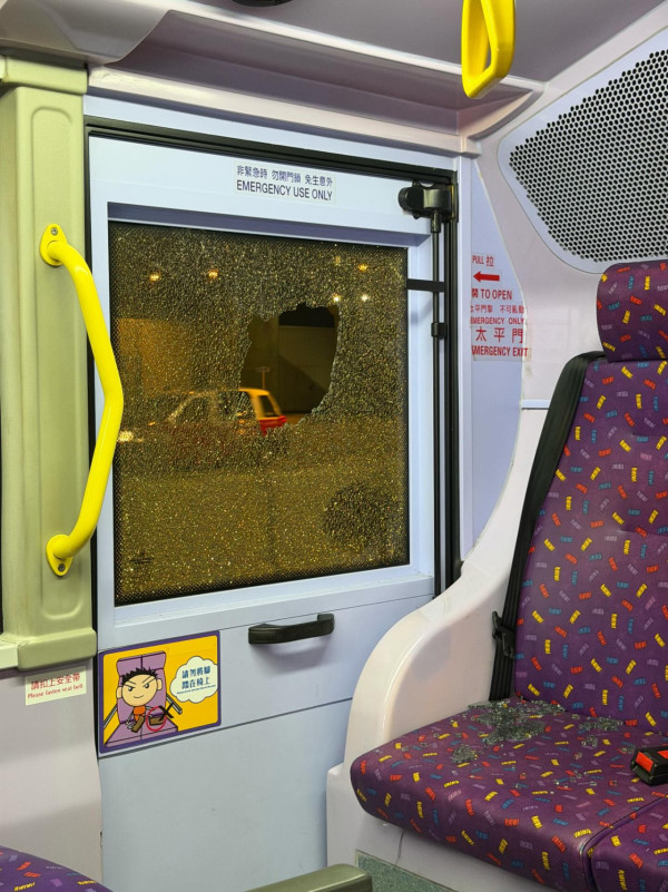 巴士撞爆玻璃繼續狂飆 車長拒停車建議「坐開啲」乘客怒斥罔顧安全