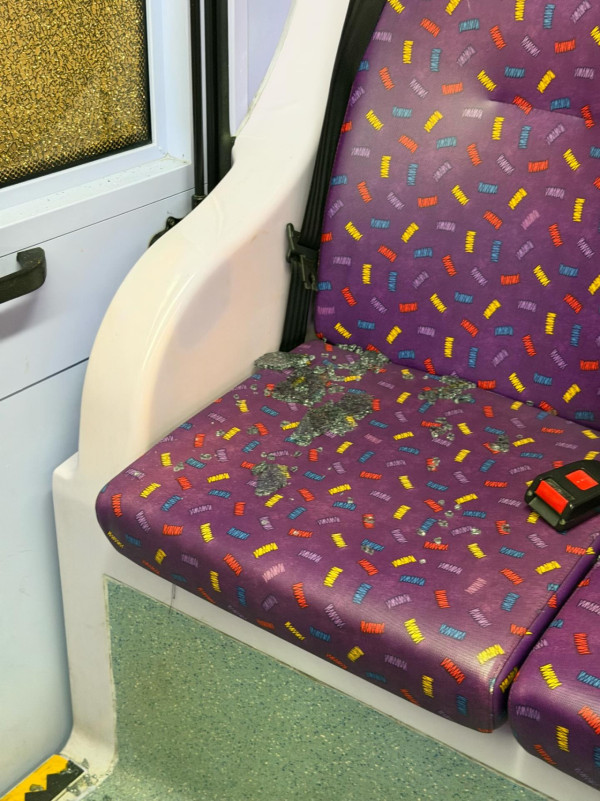 巴士撞爆玻璃繼續狂飆 車長拒停車建議「坐開啲」乘客怒斥罔顧安全