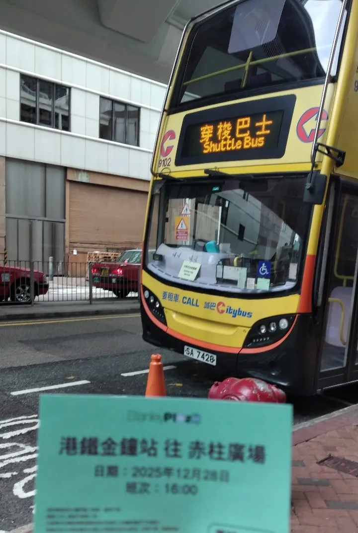 巴士撞爆玻璃繼續狂飆 車長拒停車建議「坐開啲」乘客怒斥罔顧安全