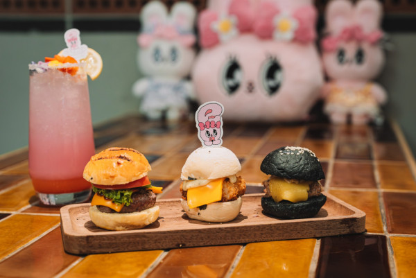 Esther Bunny主題餐廳登陸九龍灣/荃灣/屯門！1.8米打卡公仔/限定餐點/限量紀念品/可愛盲盒