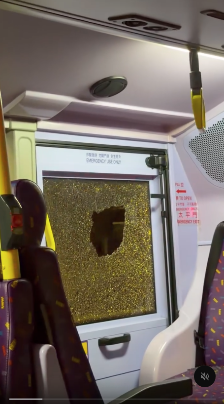 巴士撞爆玻璃繼續狂飆 車長拒停車建議「坐開啲」乘客怒斥罔顧安全