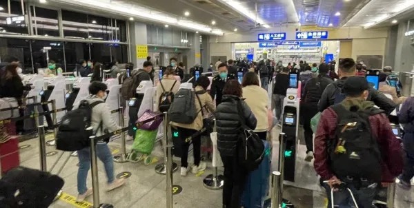 機上可用外置充電器？2026尿袋登機最新規定 一文看清中日韓台各地容量限制 